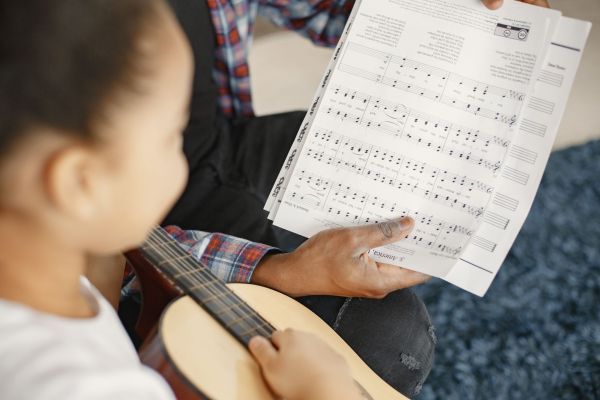 Top 5 raisons de suivre des cours de musique pour débuter un instrument